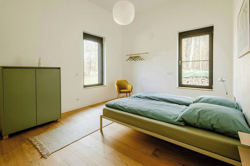 Moderne architektonische Scheune auf dem Land in Teichland, Lausitz
