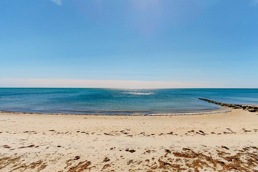 Quaint coastal home with fast Wifi, W/D, skylights, and outdoor grilling in Harwich Port, Harwich