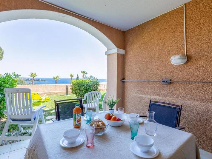 Gîte pour 4 personnes, avec terrasse ainsi que piscine et jardin dans Gare Du Dramont