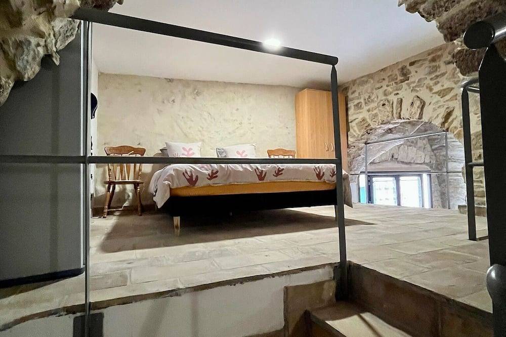 April' House Town house in Neffiès, sleeps 8. Pets welcome. in Neffiès, Béziers region