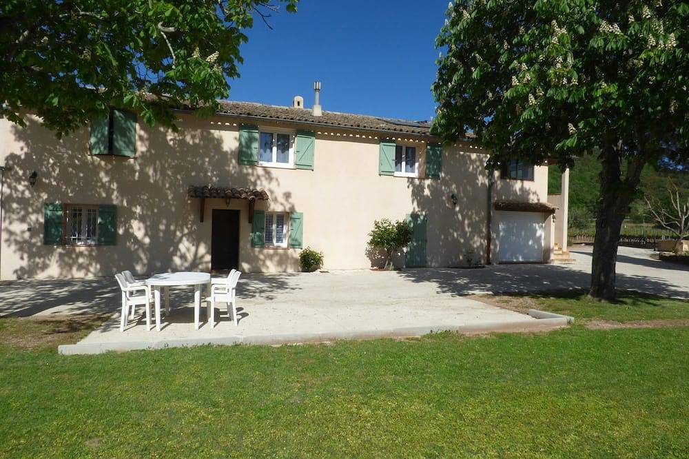 Ground floor of a country house surrounded by vineyards in Les Arcs (Var), Region de Draguignan