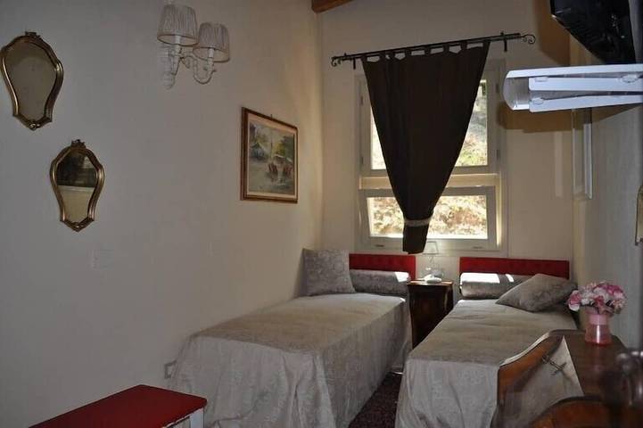 New 2 bed villa with large panoramic pool 40min to beaches in Quarrata, Pistoia Province