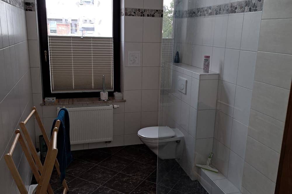 Ganze Wohnung, Xxl-Ferienzimmer mit Bad in Jugendstilvilla für 1-4 Personen im Zentrum in Schwerin, Schweriner See