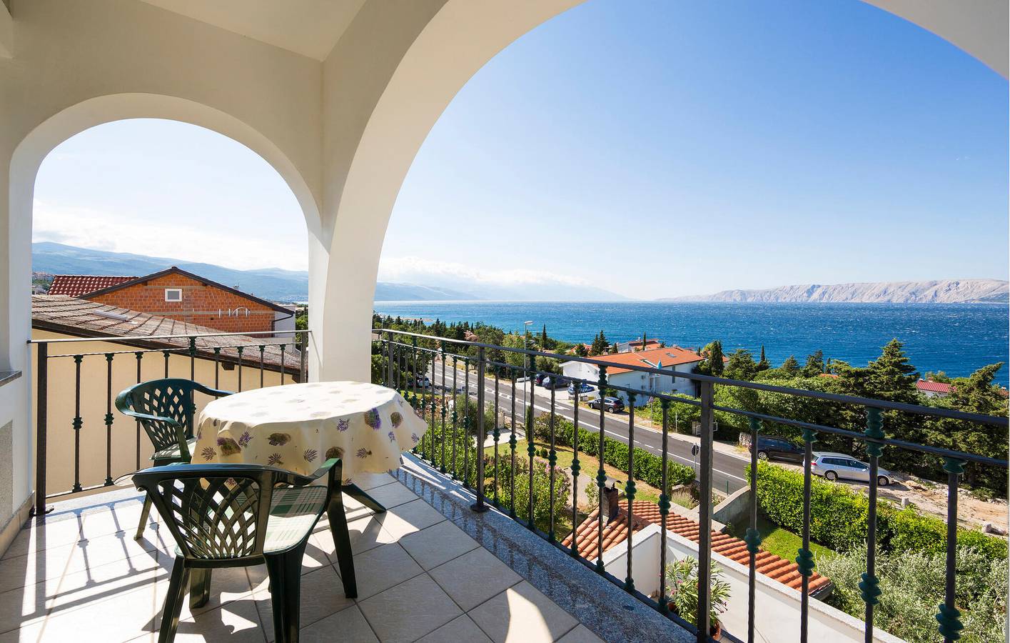 Ganze Ferienwohnung, Apartment am Meer mit Terrasse, WLAN und Parkplatz vor Ort – 1000 m vom Strand entfernt in Novi Vinodolski, Primorje-Gorski Kotar