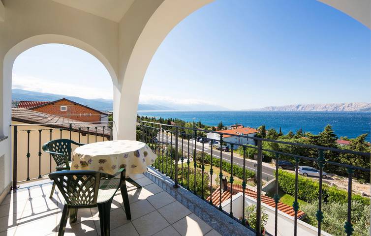 Ganze Ferienwohnung, Apartment am Meer mit Terrasse, WLAN und Parkplatz vor Ort – 1000 m vom Strand entfernt in Plaža Bribirska obala, Novi Vinodolski