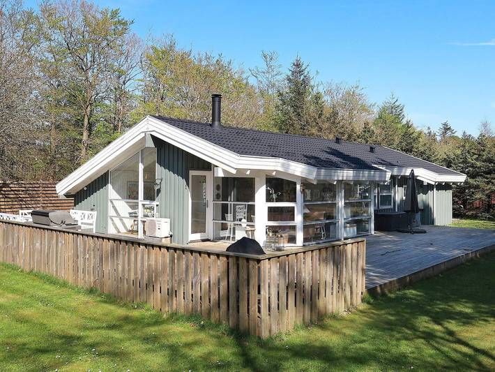 Ferieudlejning for 8 personer, med pool og terrasse, børnevenlig i Hou