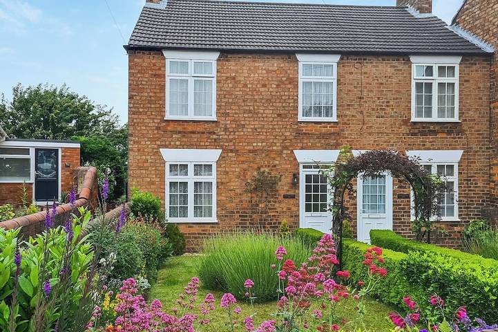 Cottage for 4 people, with garden, with pets in Louth