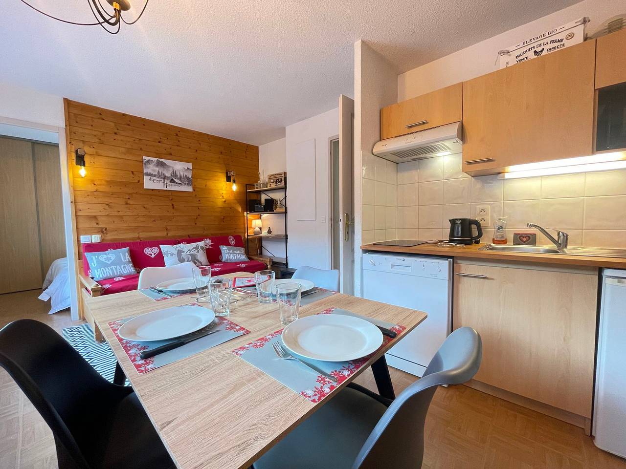 Apartamento entero, Apartamento acogedor con piscina, admite mascotas y estacionamiento en Flumet in Flumet, Albertville region