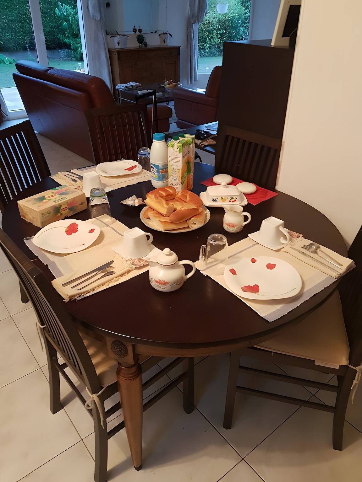 Guest Room in Louvigny with Wi-Fi, Garden, and Breakfast Included in Louvigny, Caen Området