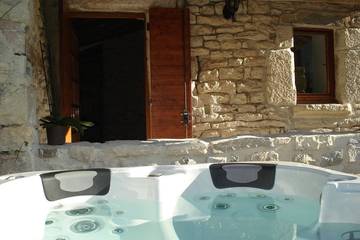 Gîte pour 2 personnes, avec piscine ainsi que jacuzzi et jardin dans le Gard