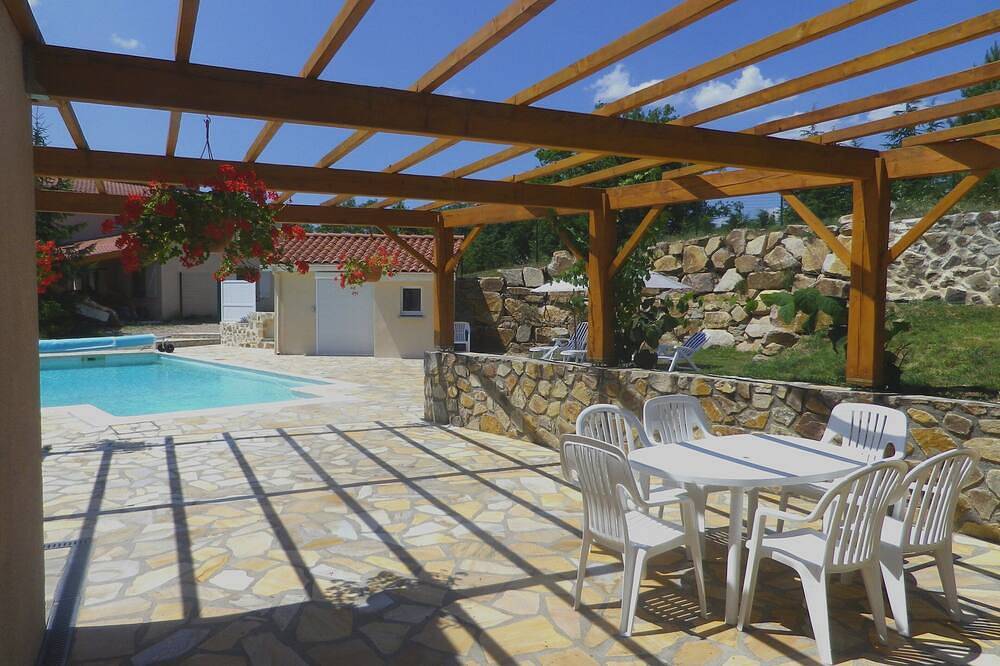 Gîte  + Piscine Privée +  Jardin : \"Le Panorama\" (6-8 pers.)<br> in Vieille-Brioude, Parc Naturel Régional Livradois-Forez
