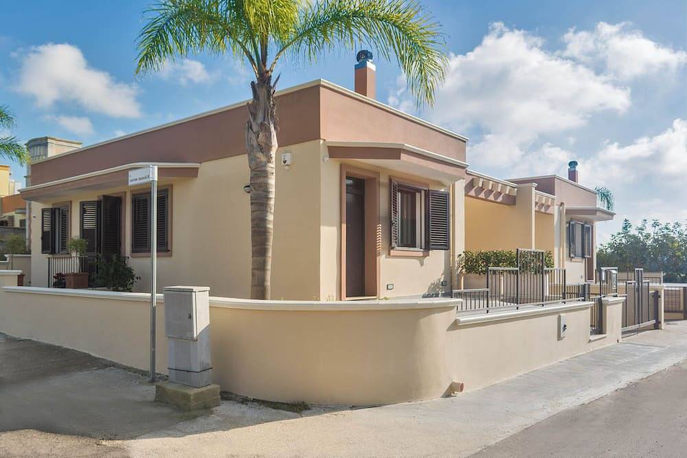 Appartamento intero, Villetta con 4 camere,2 Bagni,Wifi, condizionatore, Giardino, garage in Tuglie, Golfo di Taranto