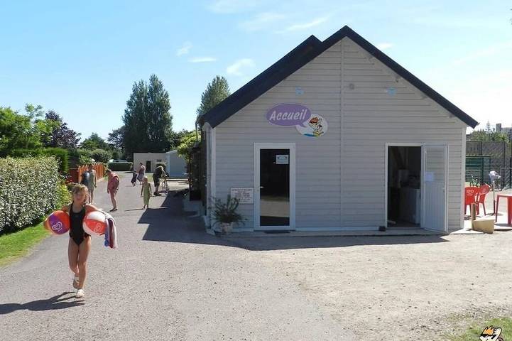 Zecamping 4* 500m plage piscine couverte chiens acceptés locatif 7m2 in Quettehou, Cherbourg und Umgebung