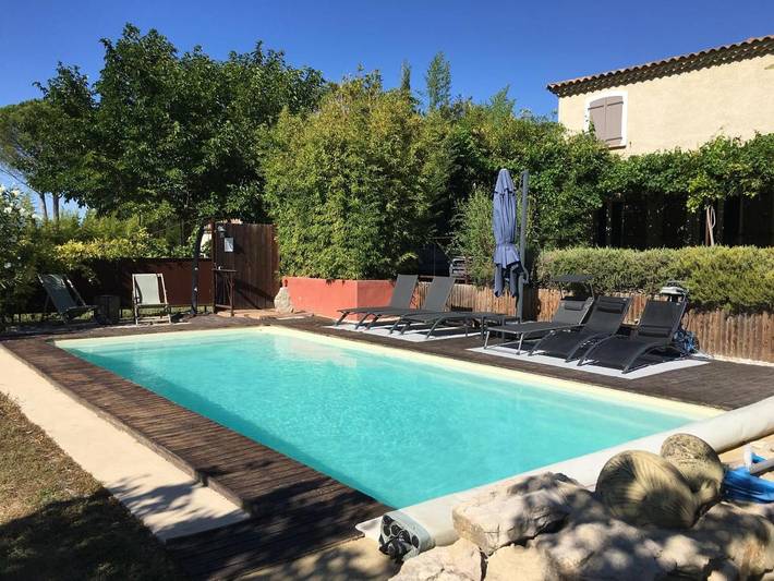 Location de vacances pour 8 personnes, avec jardin ainsi que piscine et terrasse à Saint-Laurent-des-Arbres