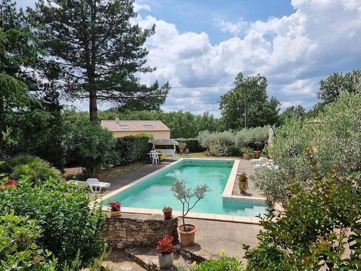 Location de vacances pour 4 personnes, avec terrasse ainsi que piscine et jardin dans La Ceze La Roque Sur Ceze