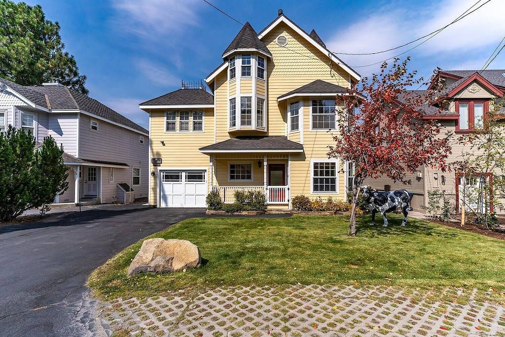 Riverfront Retreat | Hot Tub, King Suite, Desk, Walk to Downtown, Near Ski Slope in Truckee, Nevada County