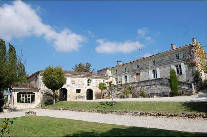 Gîte pour 15 personnes, avec piscine et terrasse à Moulidars