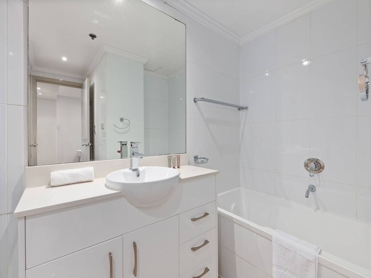 Entire apartment, Inner-city Stay with Pool and Gym Access in Sydney, New South Wales