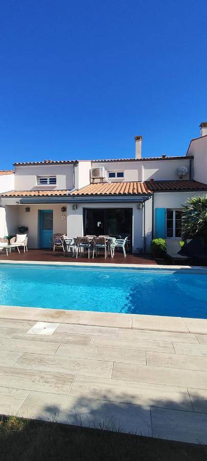 Location de vacances pour 6 personnes, avec jardin et piscine à Arces - 2