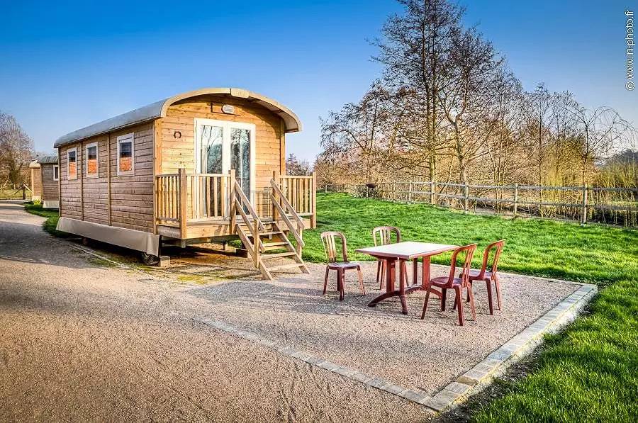 Entire apartment, Roulotte 2 to 4 people - 2 pers. included in the tariff in Beauchamps, Abbeville region