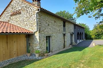 Gîte pour 6 personnes, avec terrasse ainsi que jardin et jacuzzi à Payrignac