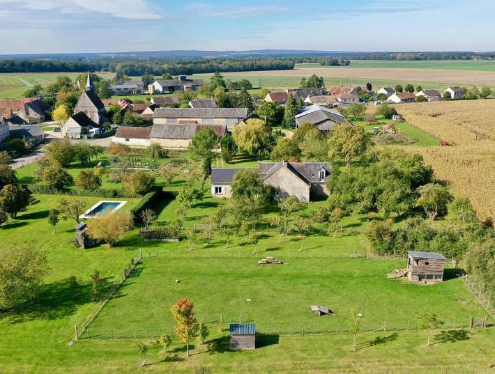 Location de vacances pour 8 personnes, avec jardin et piscine dans Autheuil