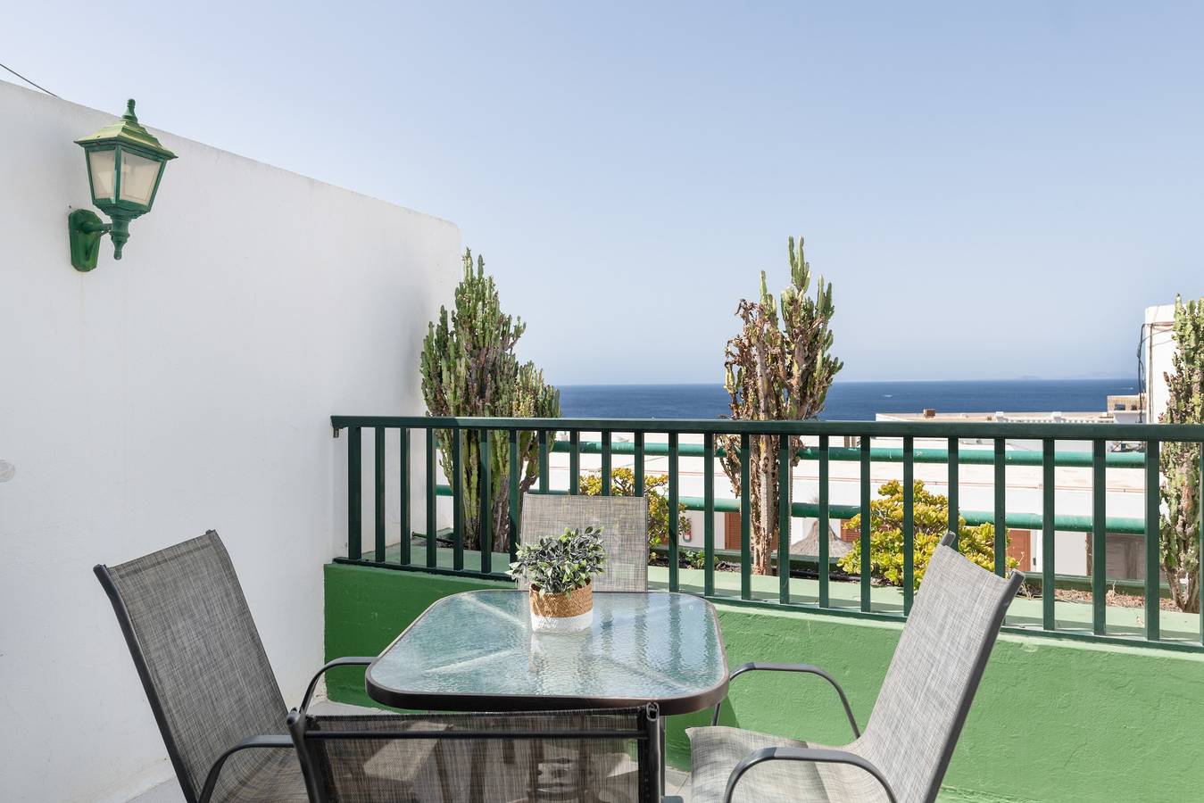 Charming Apartment "La Florida" with Pool, Balcony, Ocean View & Wi-Fi in Puerto del Carmen, Tías