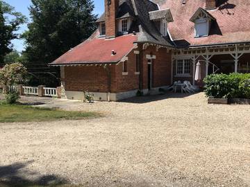 Gîte pour 8 personnes, avec terrasse et jardin à Souesmes