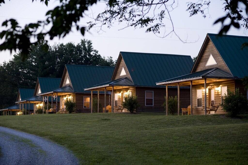 Lakefront Columbia Kabine mit Ansichten & Veranda! in Callaway County