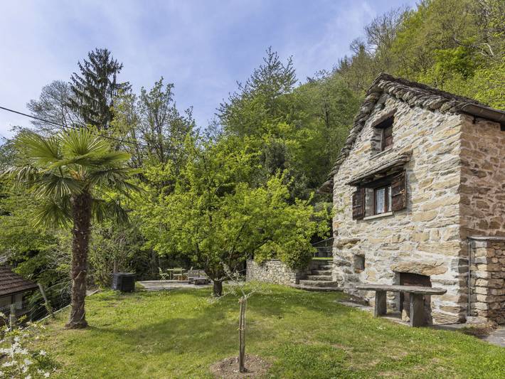 Ferienhaus für 2 Personen, mit Terrasse und Garten sowie Ausblick in Cugnasco