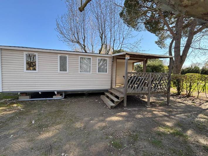 Camping pour 6 personnes, avec terrasse ainsi que jardin et piscine dans le Luberon