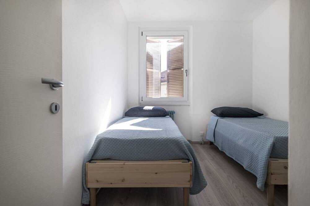 Appartement entier, Elegant apartment of 65 sqm, for 4 people, located on the third floor of a building with an elevator (Not suitable to disabled guests - 4 steps). The property is located in the heart of Belluno's historic center, in a panoramic position offering views of in Belluno, Schiara