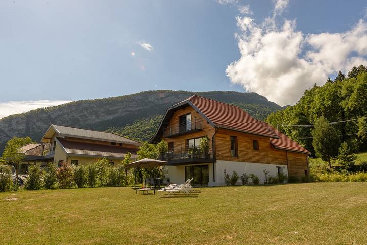 Villa for 8 people, with garden and lake view in Lake Annecy