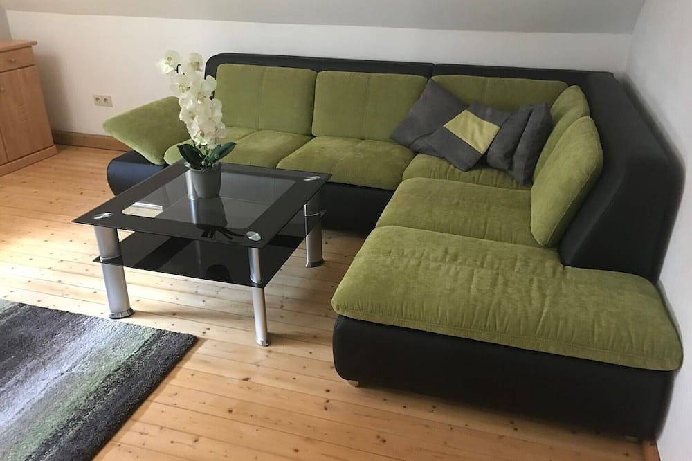 Ganze Wohnung, Moderne Nichtraucher-Ferienwohnung mit Balkon, Wlan und Parkmöglichkeit in Steinwiesen, Frankenwald