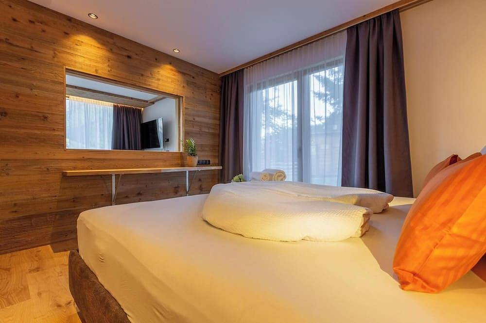 Chalet Panorama Himmelreichhof with Mountain View, Shared Pool & Wi-Fi in Innichen, South Tyrol