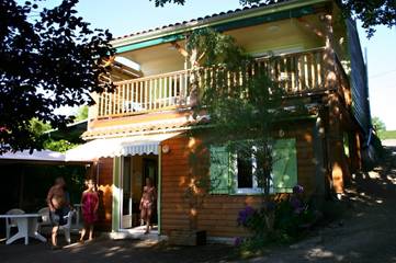 Maison de campagne pour 4 personnes, avec vue sur le lac ainsi que terrasse et jardin, animaux acceptés dans Lac de Saint-Étienne-Cantalès