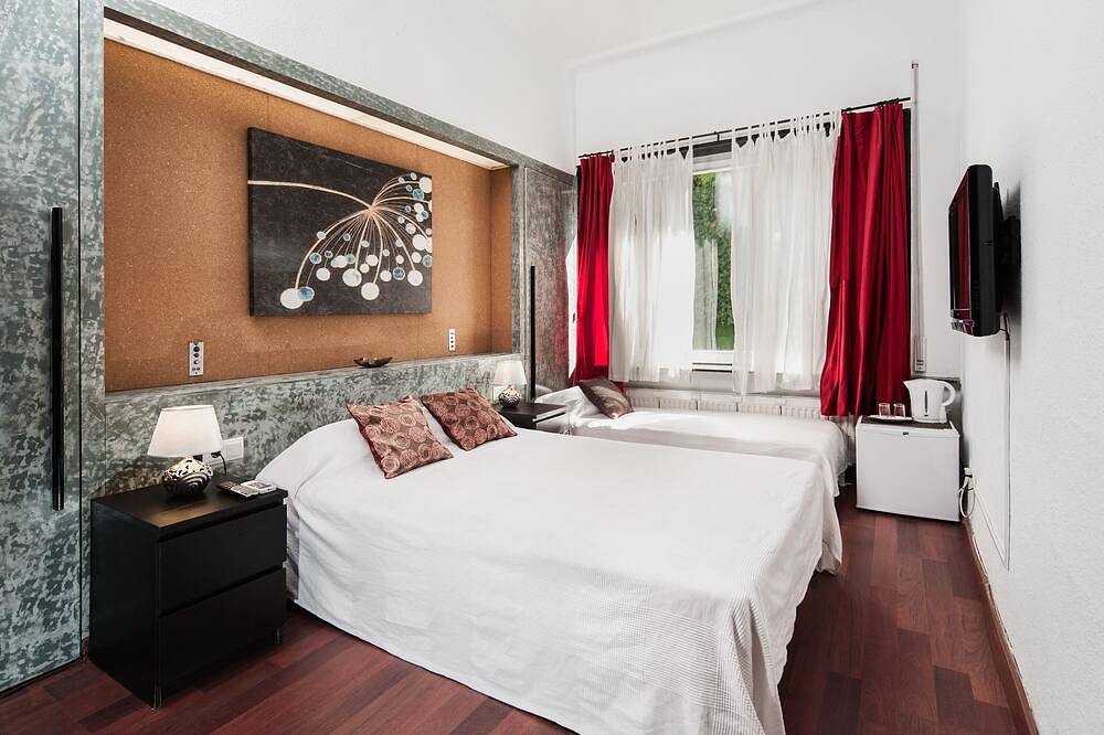 Vilaro Park Güell house with private pool. For groups of friends and families in La Salut, Barcelona