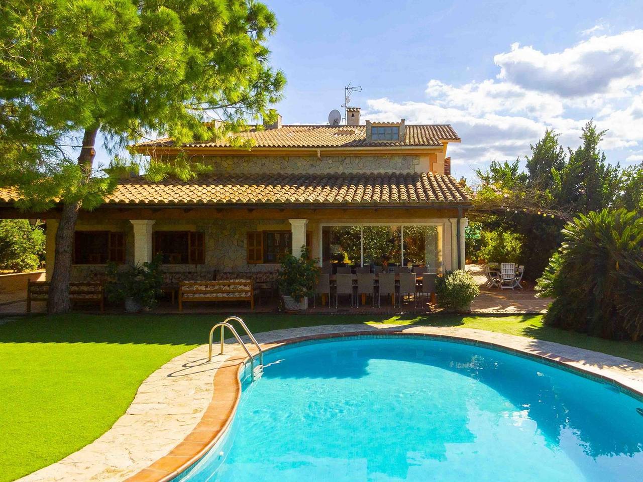 Espectacular Villa con piscina privada cerca de Muro, para 16 personas. in Muro, Mallorca Norte