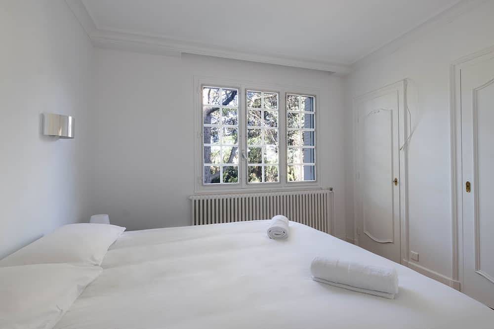 Grande Maison Au Calme Avec Très Grand Jardin in Limonest, Ródano