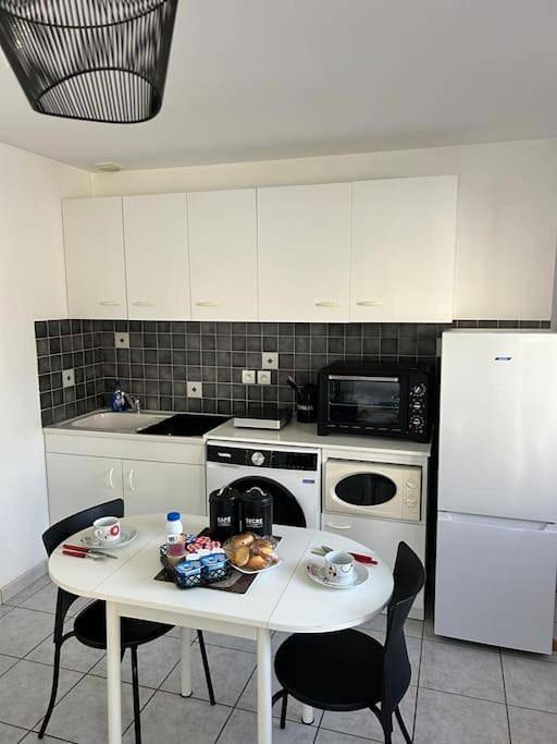 Appartement entier, One-Bedroom Apartment in Saint-Martin-des-Noyers, Vallée de la Loire