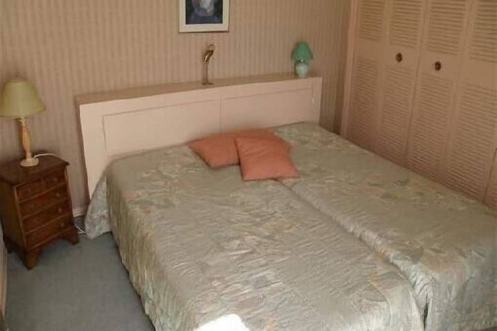 Gîte pour 4 personnes, avec terrasse ainsi que piscine et jardin dans Port Santa-Lucia - 2