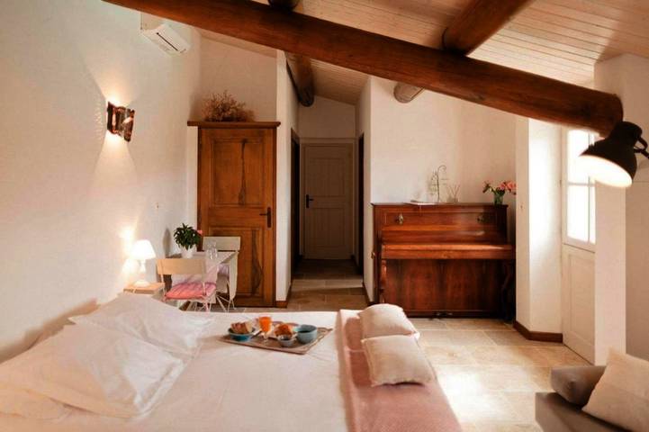 Chambre d’hôte pour 2 personnes, avec Terrasse et Jardin ainsi que Piscine et Vue à Villeneuve