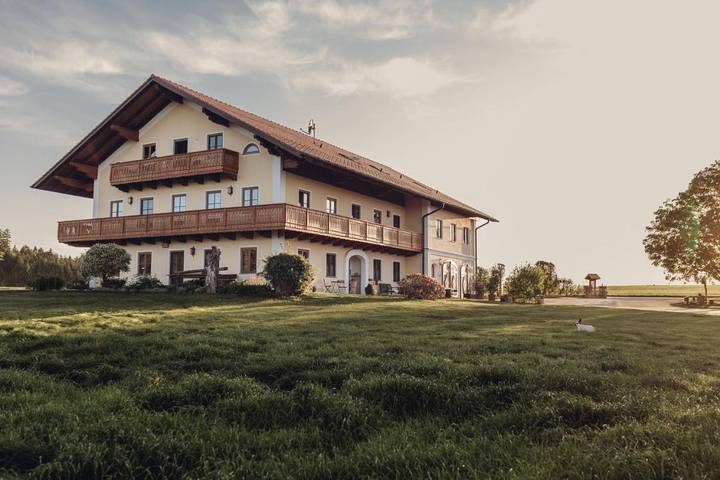 Ferienwohnung für 6 Personen, mit Balkon und Terrasse sowie Whirlpool und Garten in Vogtareuth