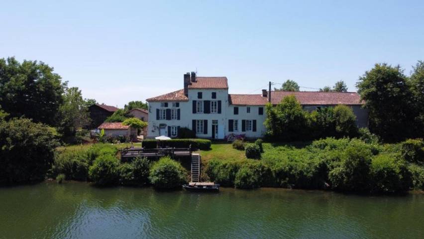 Gîte pour 4 personnes, avec piscine, adapté aux familles