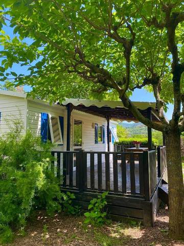 Gîte pour 6 personnes, avec terrasse et piscine ainsi que jardin et vue à Saint-Appolinard