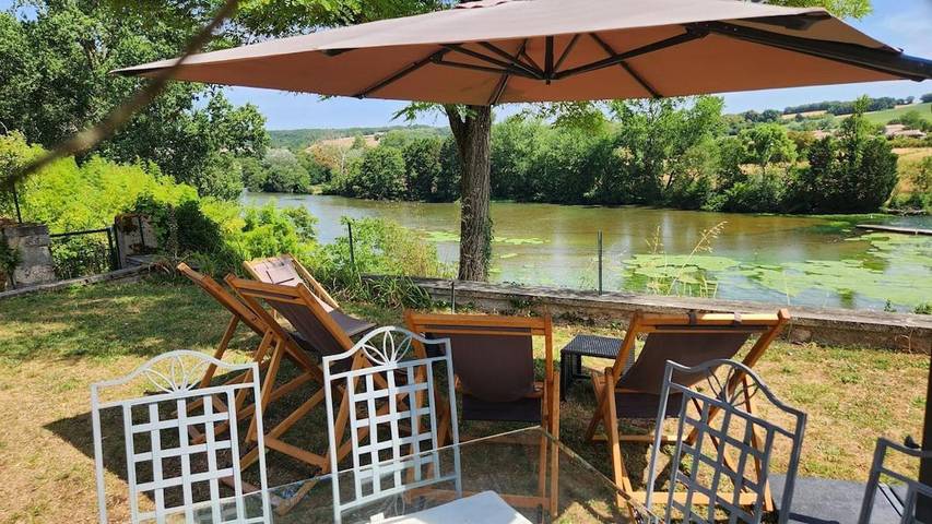 Location de vacances pour 16 personnes, avec Terrasse ainsi que Jardin et Vue à Touvre