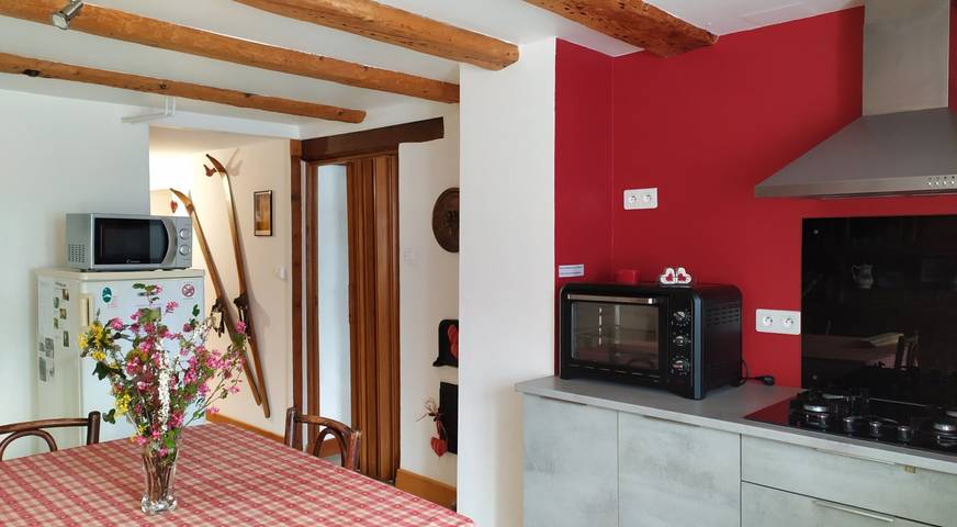 Cottage 'Gîte Sur Le Mont' with Mountain View, Private Terrace and Wi-Fi