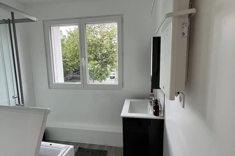Entire apartment, Fully renovated, comfortable 2-bedroom apartment near Paris. in Livry-Gargan, Seine-Saint-Denis