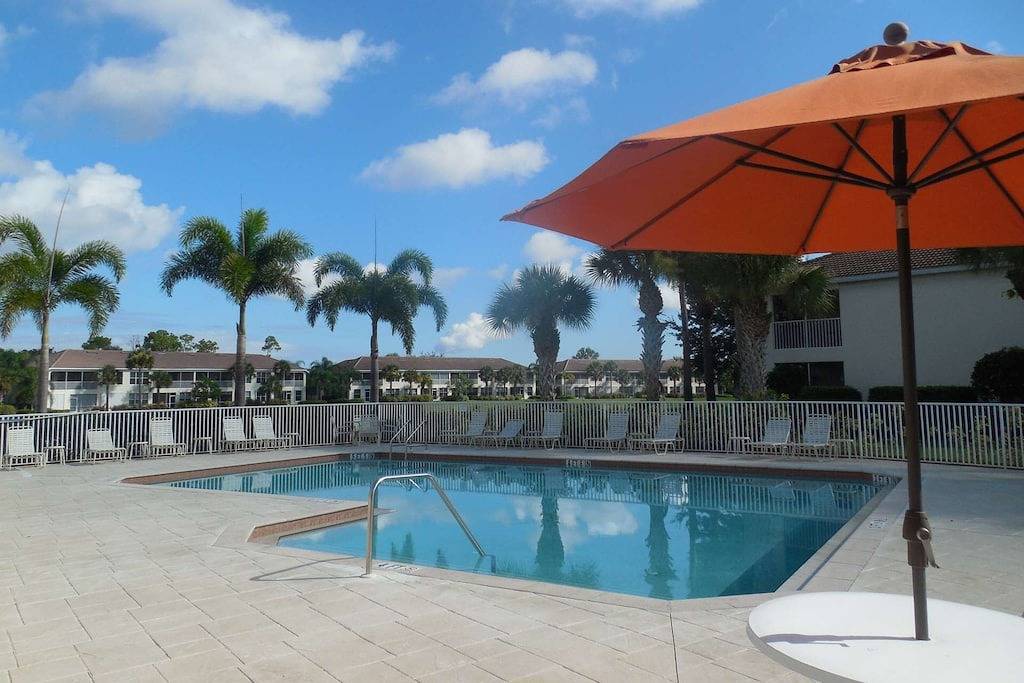 Ganze Wohnung, Schöne Einheit im Erdgeschoss, kostenloses Wlan, Social Club-Mitgliedschaft inbegriffen, Genießen Sie Country Club Living! in Fort Myers, Southwest Florida