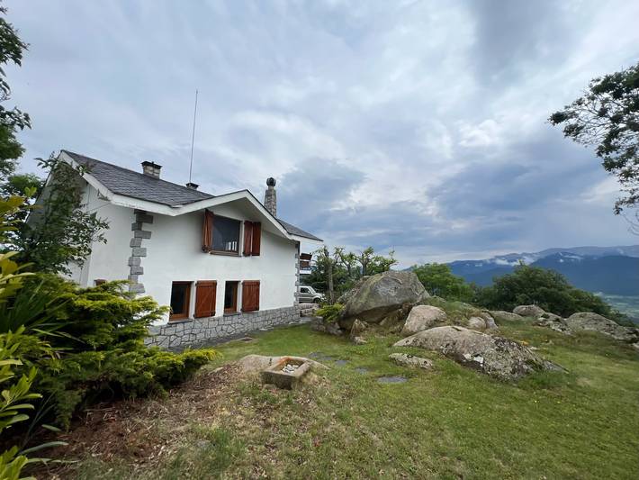 House overlooking the Cadí-Moixeró massif, traditional from the 70s with magical views in Lles de Cerdanya, Pyrénées catalanes